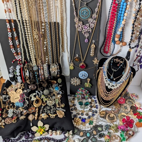 Huge 2 LB Vintage modern Jewelry Lot MYSTERY BOX Gold Silver Rhinestones pearls - Picture 5 of 9